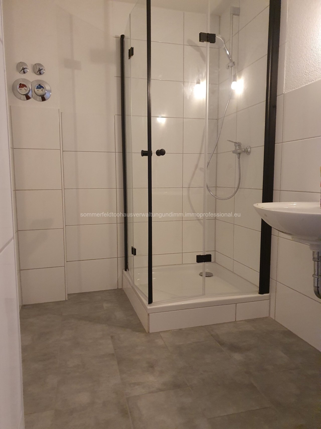 Badezimmer mit Dusche (Kein Tageslichtbad) Badezimmer mit Dusche (Kein Tageslichtbad)