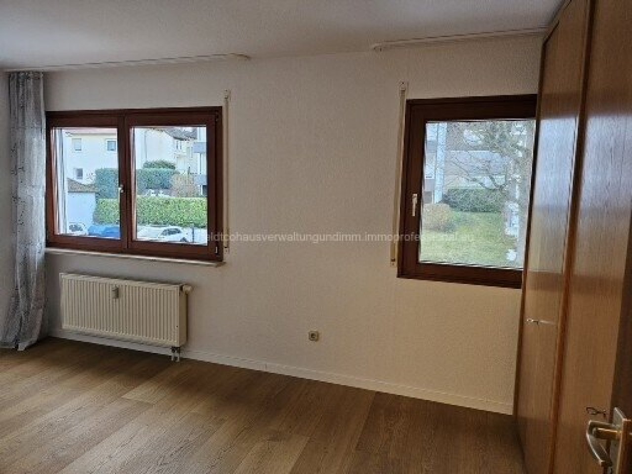 Schlafzimmer mit 2 Fenstern Schlafzimmer mit 2 Fenstern