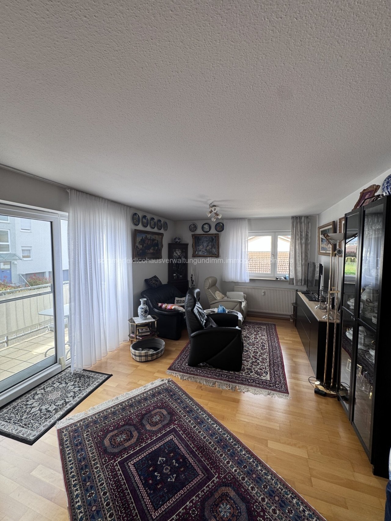 Lichtdurchflutetes Wohnzimmer mit direktem Terrassenzugang