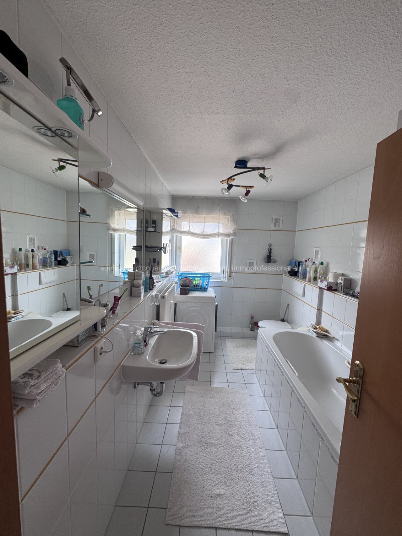 Badezimmer mit zwei Waschbecken und Wanne – optimale Raumnutzung für die ganze Familie