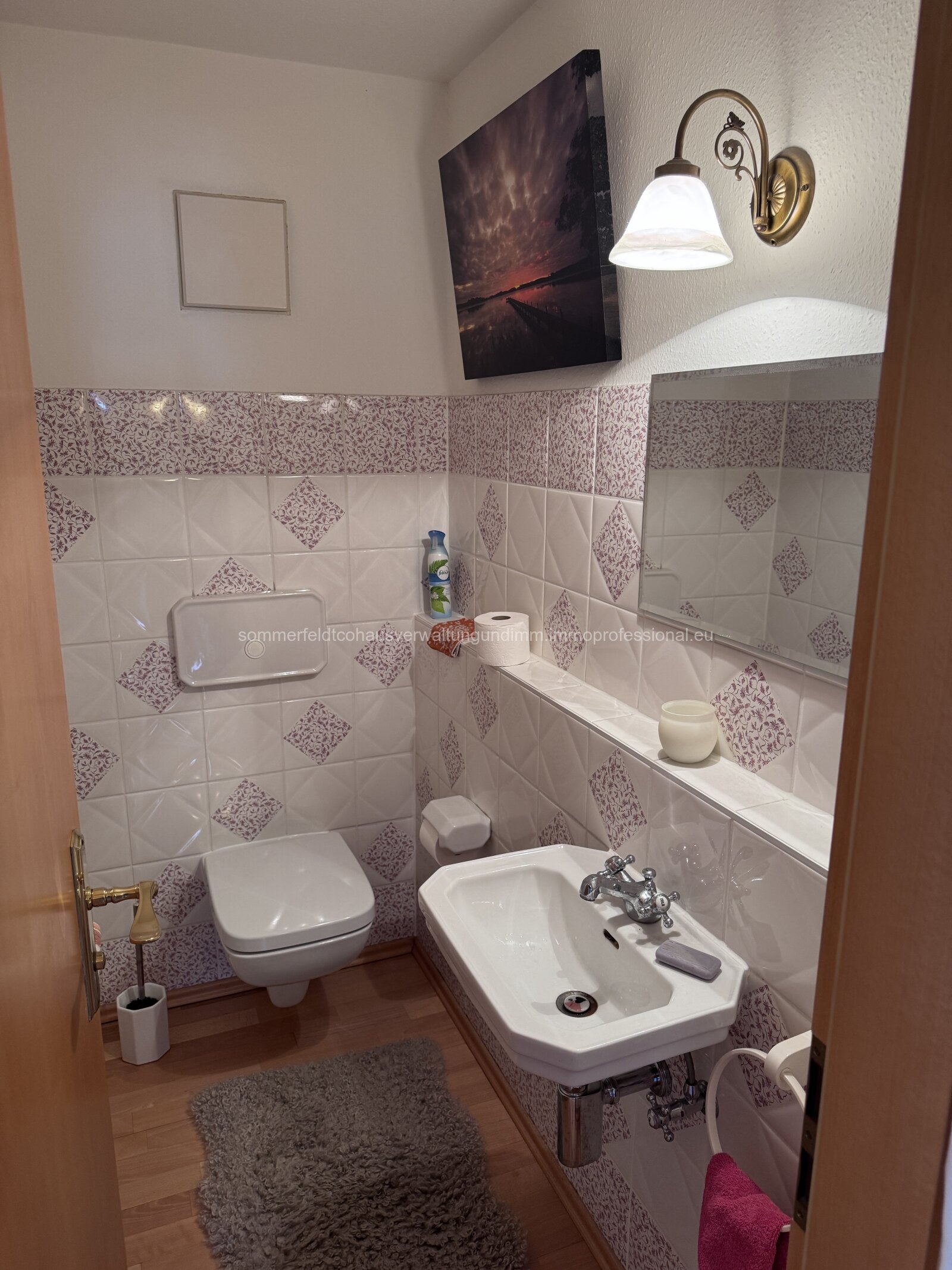 Gäste-WC mit praktischer Ausstattung